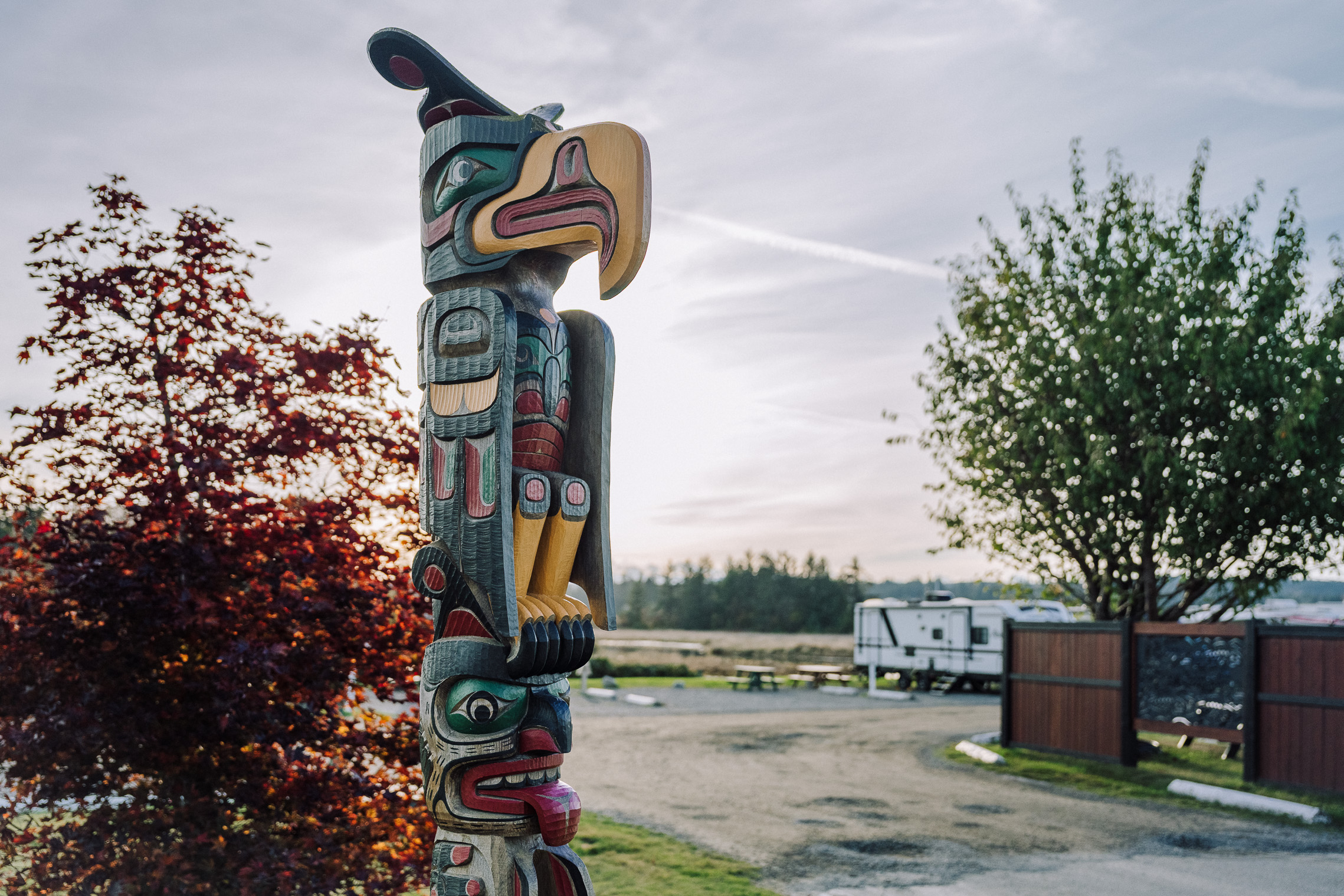 totem pole & entrance to Thunderbird RV Park & Campground